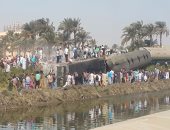 بالفيديو والصور.. أهالى العياط يوثقون حادث خروج قطار عن القضبان